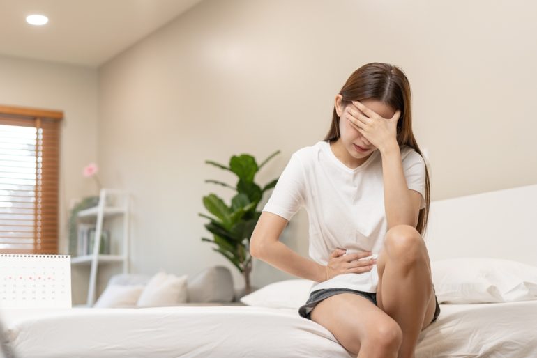 左下腹部に違和感や痛みがある場合、考えられる女性特有の病気と受けるべき検査について説明