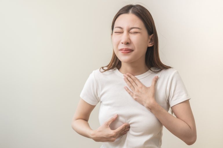 逆流性食道炎になると心臓がドキドキする？症状や原因について解説