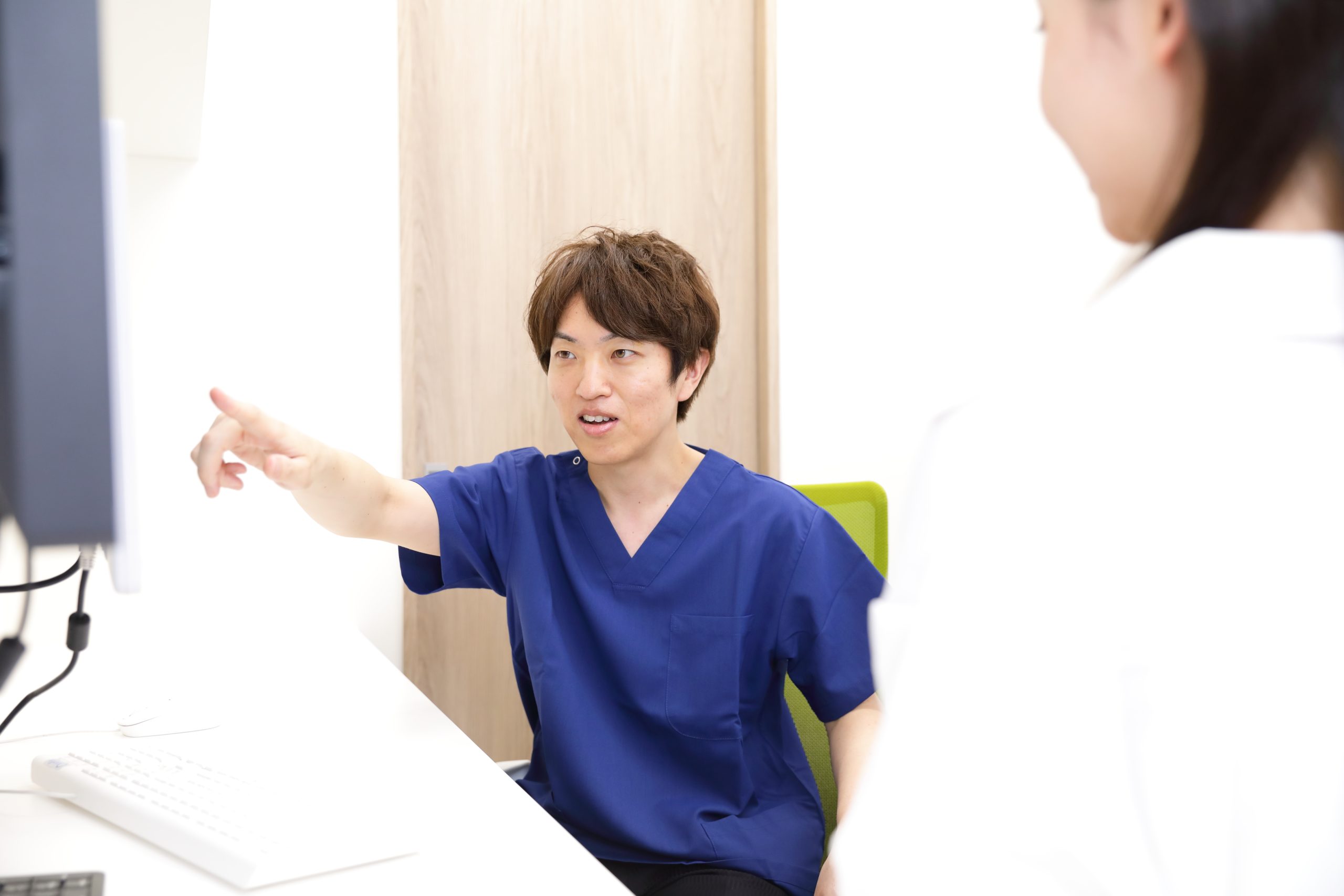患者さんに胃ポリープや治療について説明する末廣医師