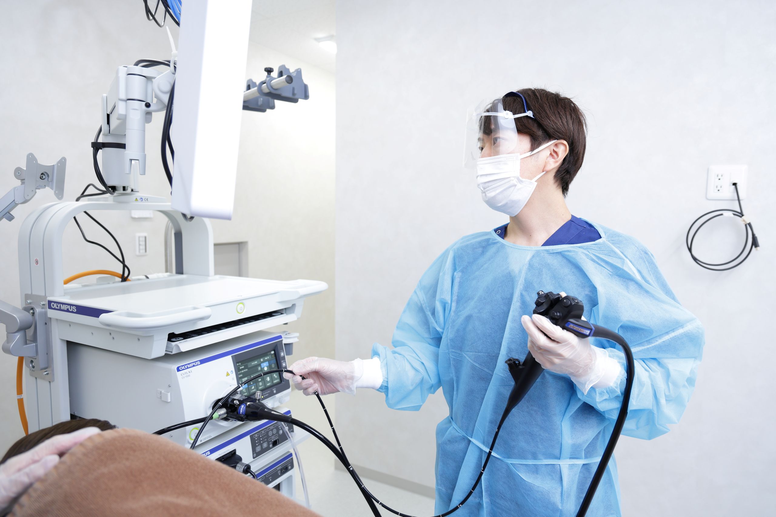 末廣医師が内視鏡検査を行っている様子の写真