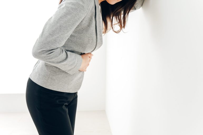 胃の痛みはどこから来る？症状や原因、治療法について解説