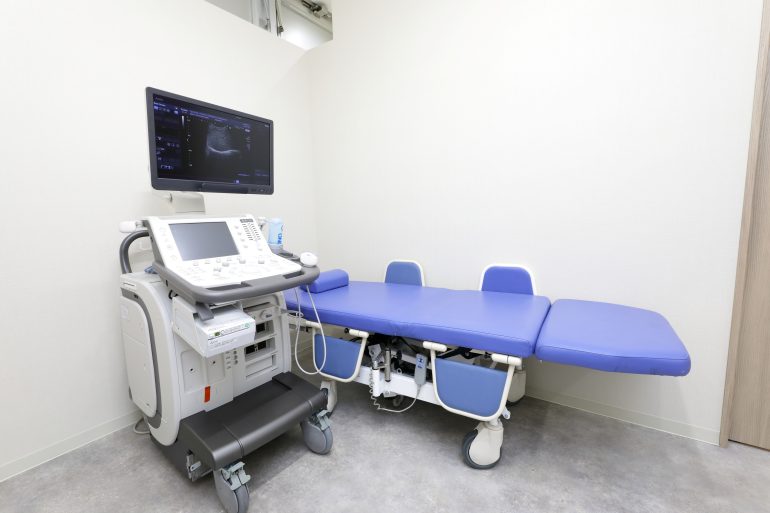 腹部エコー検査に使用される超音波装置の様子（当院にて撮影）