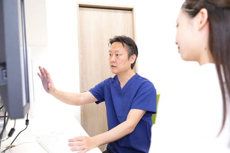 検査後に医師が説明・診察を行う場面