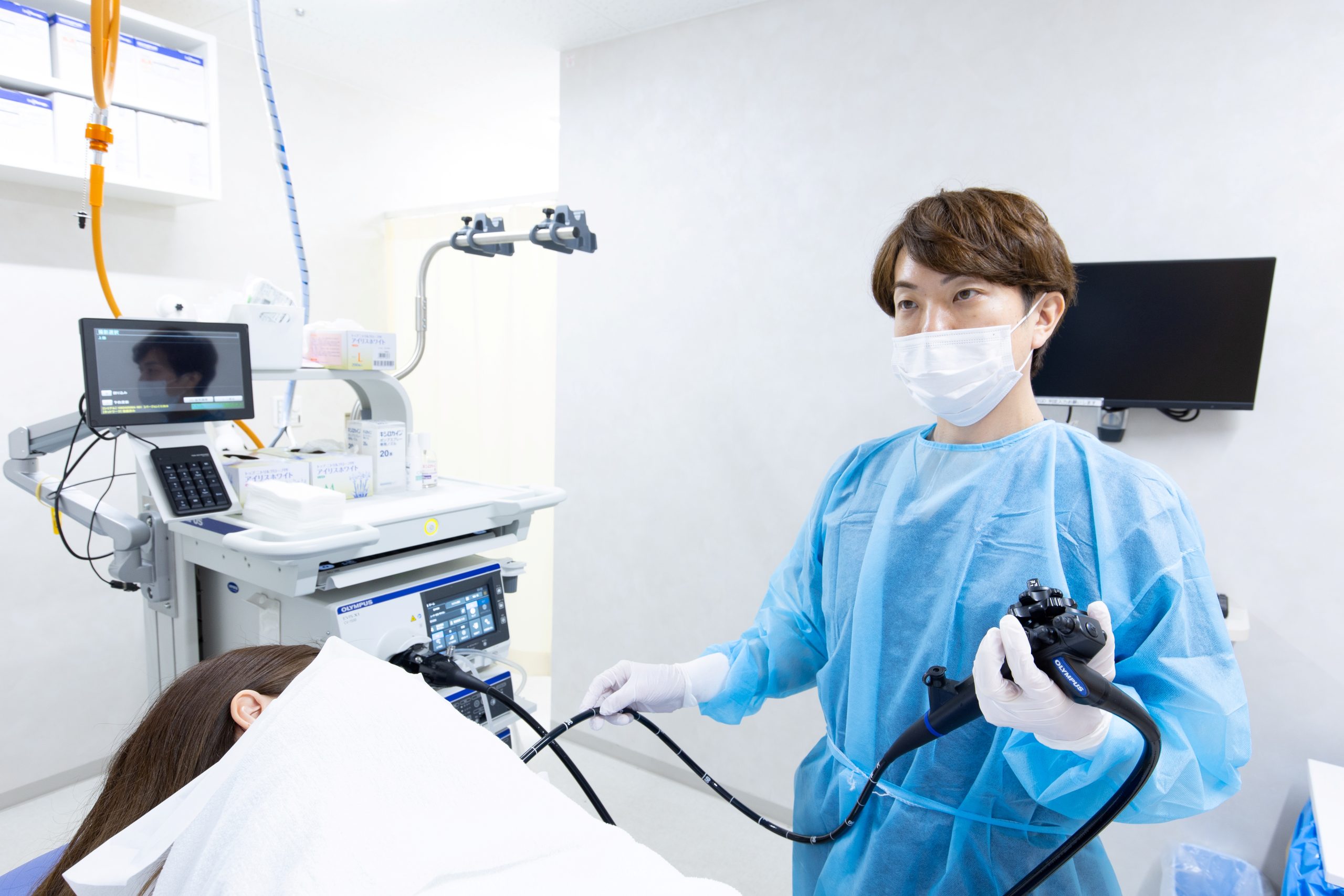 胃カメラ・大腸カメラの同日検査を行う内視鏡専門医の様子